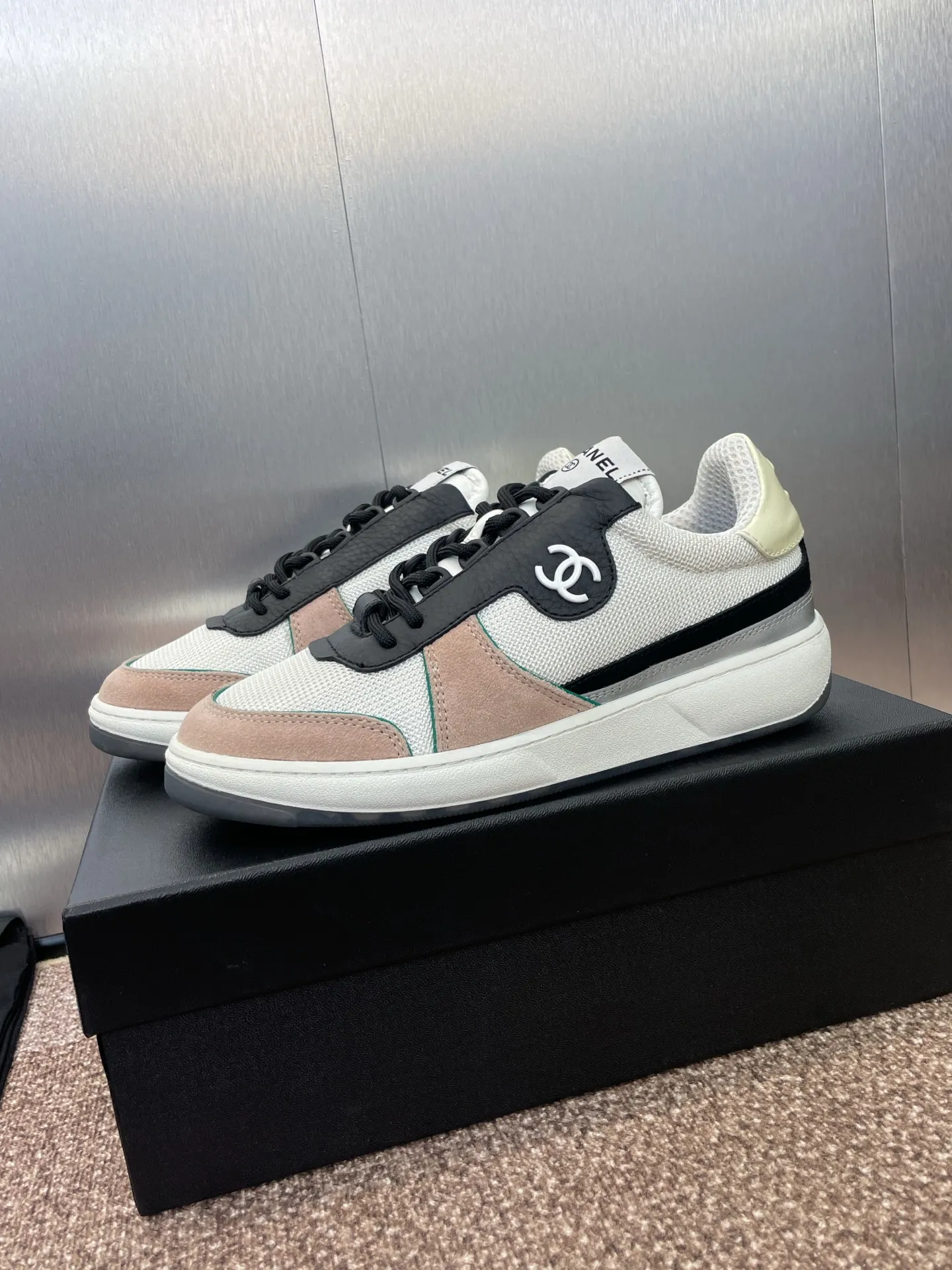 Factory price P580 CHANEL Autumn and winter classic series lace-up casual women's shoes Xiaoxiang letter logo thick-soled round-toe color-blocking sports skateboard shoes Material: imported sheepskin leather upper, imported environmentally friendly breathable mesh cloth + environmentally friendly breathable mesh lining + original molded Tpu outsole Size: Women's size 35-42 (40.41.42 customization is not returnable)